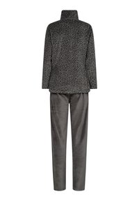 Leopardmønster fleece top med høj krave, parret med grå fleece bukser, begge med en blød tekstur og afslappet pasform.