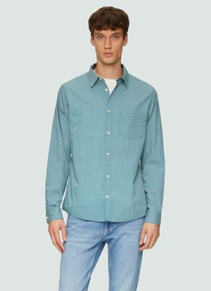 Turquoise overhemd met een geometrisch patroon, lange mouwen en een zak aan de linkerkant, gecombineerd met lichte denim jeans.