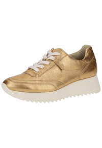 Guldmetalliska läder sneakers med en strukturerad yta, vita snören och en kraftig vit sula med en tandad kant.