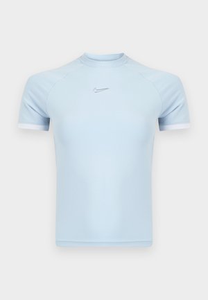 Svetlomodrý atletický top s krátkym rukávom vyrobený z hladkej látky. Má okrúhly výstrih a nenápadné logo Nike na hrudi s bielymi akcentmi.