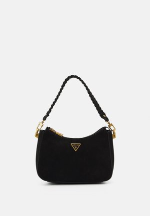 Sac à bandoulière en daim noir avec sangle tressée, ferrures dorées et petit logo triangulaire doré Guess au centre devant.