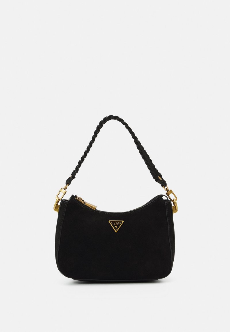 Sac à bandoulière en daim noir avec sangle tressée, ferrures dorées et petit logo triangulaire doré Guess au centre devant.