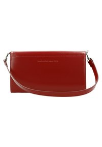 Clutch in pelle rossa con una texture liscia, una tracolla removibile e testo impresso "realizzato a mano dal 1928" sulla parte anteriore.