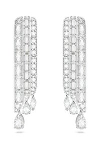 Zwei silberne Hängeohrringe mit mehreren Diamantschliffen, darunter Smaragd- und Birnenschliff, mit klarem und glänzendem Finish.