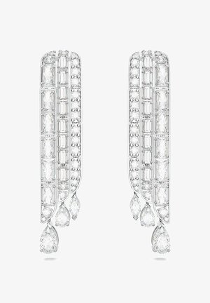 Due orecchini pendenti d'argento con diversi tagli di diamante, tra cui smeraldo e a pera, con una finitura chiara e brillante.