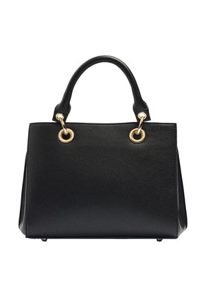 Czarna torebka ze skóry o fakturze, z dwoma uchwytami przymocowanymi złotymi metalowymi pierścieniami, o prostokątnym, usztywnionym kształcie i płaską podstawą z nóżkami.