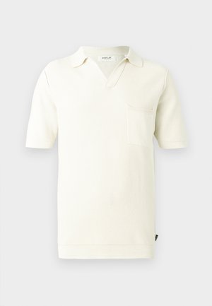 Wit poloshirt met korte mouwen, gemaakt van gestructureerde stof, met een v-hals, een borstzak en geribde kraag en manchetten.