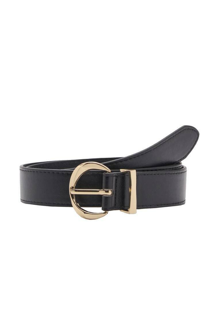 Zwarte leren riem met een ronde gouden gesp, gladde textuur en een klassiek ontwerp. Voorzien van een enkele metalen pin om te bevestigen.