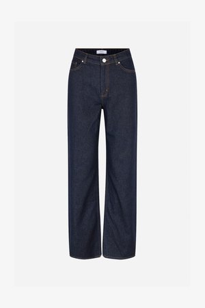 Tamno plave široke traperice izrađene od denima, s velikim džepovima, kontrastnim narančastim šavovima i zakopčavanjem na gumbu u struku.