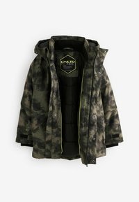 Tarnmuster-Jacke in dunkelgrün und schwarz, mit Reißverschluss vorne und Druckknöpfen, ausgestattet mit Kapuze und leuchtend gelben Akzenten.