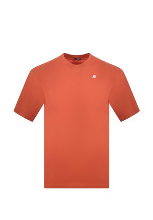 T-shirt arancione tinta unita a maniche corte con collo a giro e piccolo logo bianco sul petto in alto a sinistra.