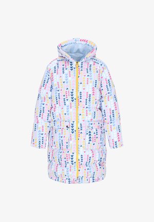 Topattu takki hupulla, jossa on vaaleansininen pohja ja värikäs sydänkuvio, joka toistuu vaaleanpunaisena, keltaisena ja laivastonsinisenä. Edessä vetoketju ja taskut.