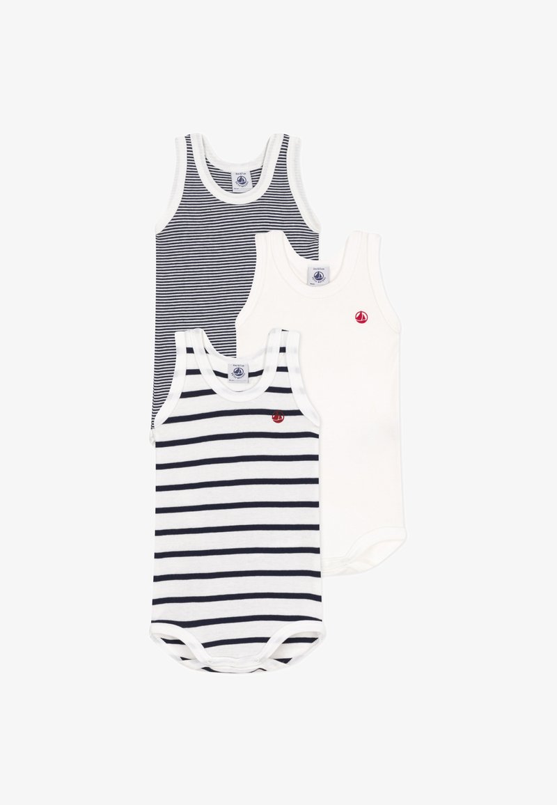 Tre ermeløse babybodysuiter, to med marineblå og hvite striper, en helt hvit, alle med små røde seilbåtplaketter på brystet.