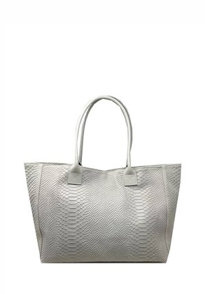 Hellgraue Tote-Tasche mit einem strukturierten Schlangenhautmuster, ausgestattet mit doppelten Griffen und einer kantigen Form, aus synthetischem Material gefertigt.