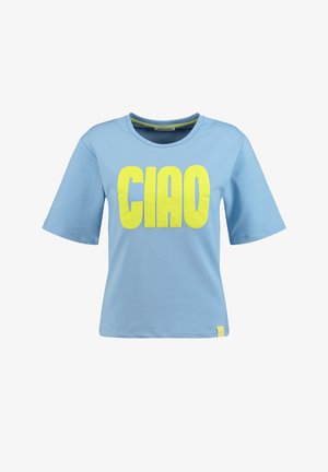 Camiseta de manga corta azul claro con un gran texto amarillo "CIAO" impreso en el frente, cuello redondo y una pequeña etiqueta amarilla en el dobladillo.