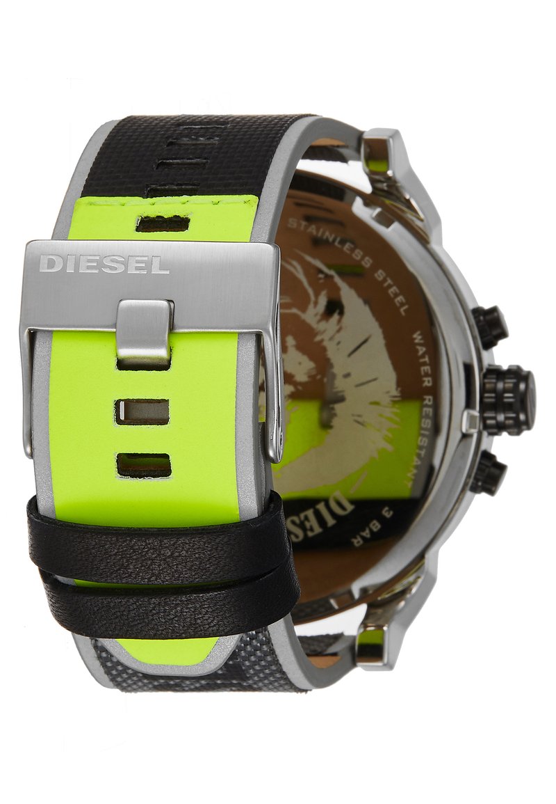 Herrenarmbanduhr mit einem Gehäuse aus Edelstahl, schwarzem und neon-grünem Silikonarmband, strukturierten schwarzen Akzenten und einem gemusterten Zifferblatt. Mit einer Schnallenverschluss.