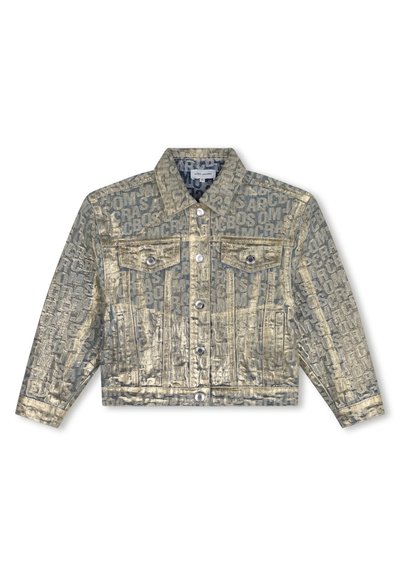 Veste en denim doré métallisé avec un design court, dotée de boutons-pression, de deux poches poitrine et d'accents de logo texturé sur l'ensemble.