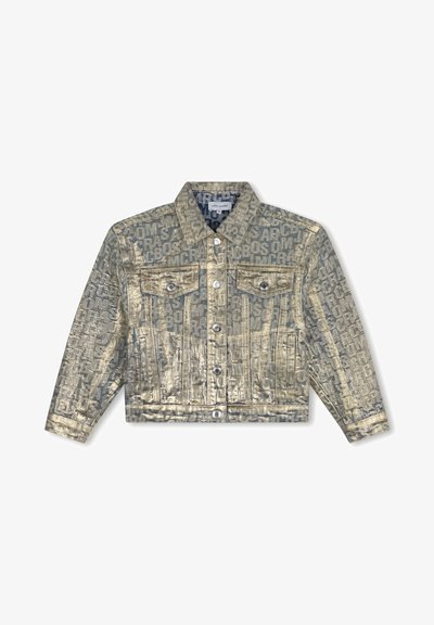 Veste en denim doré métallisé avec un design court, dotée de boutons-pression, de deux poches poitrine et d'accents de logo texturé sur l'ensemble.