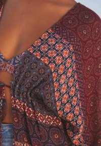 Next TIE WAIST  REGULAR FIT - Dodaci za plažu - berry red/navy geo