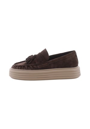 Donkerbruine suède loafer met tassels en een dikke beige geribbelde zool, zijaanzicht op witte achtergrond.