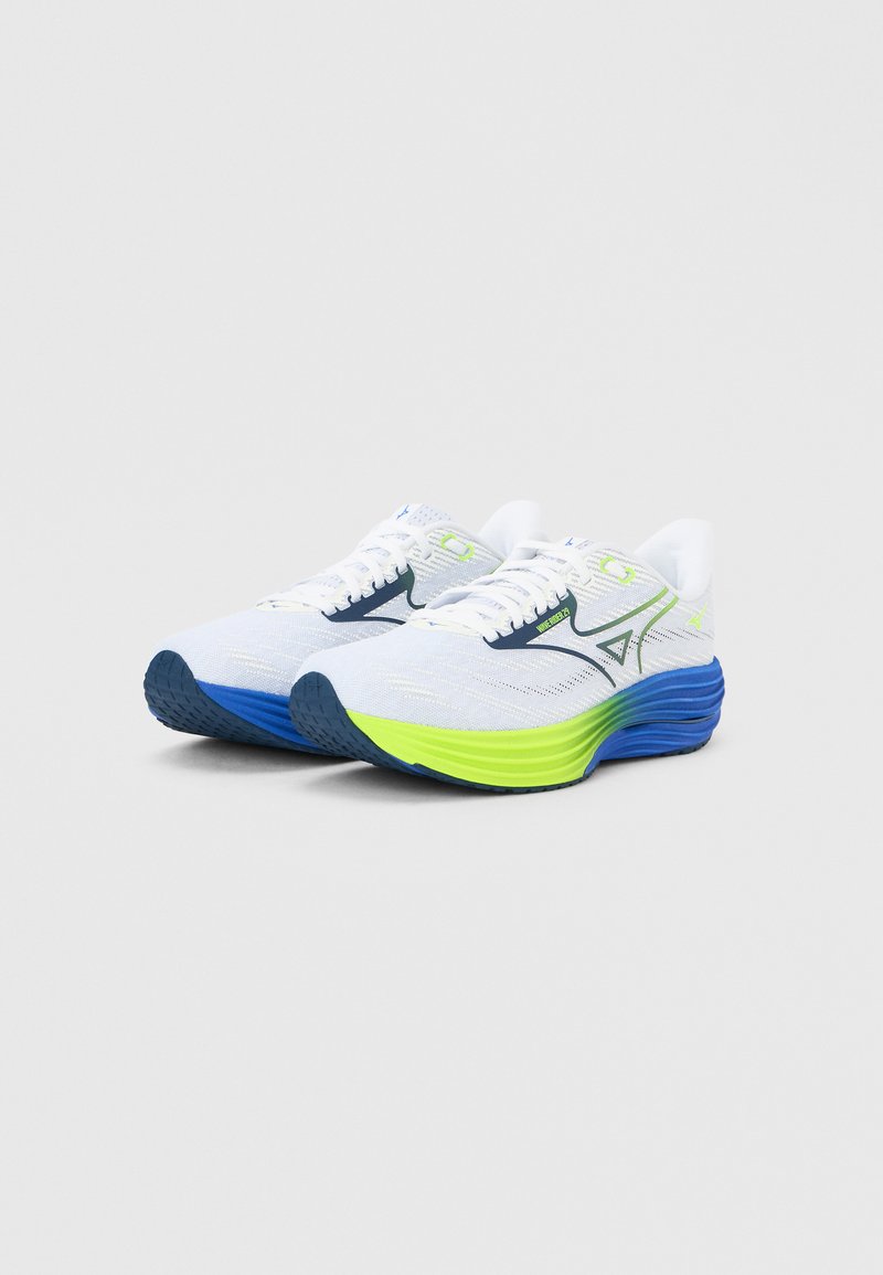 Chaussures de course blanches avec une tige en tricot texturé, des accents bleus et vert néon, une semelle extérieure en caoutchouc moulé et une semelle amortissante pour le support.