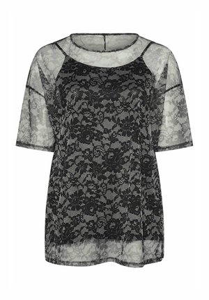 Blusa negra de encaje con un patrón floral, mangas cortas, escote redondo y tejido transparente con un corte holgado. Los bordes están acabados con un trim delgado.