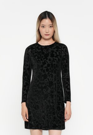 Abito di velluto nero con maniche lunghe, caratterizzato da un motivo floreale testurizzato, scollatura tonda, silhouette aderente e finitura liscia.