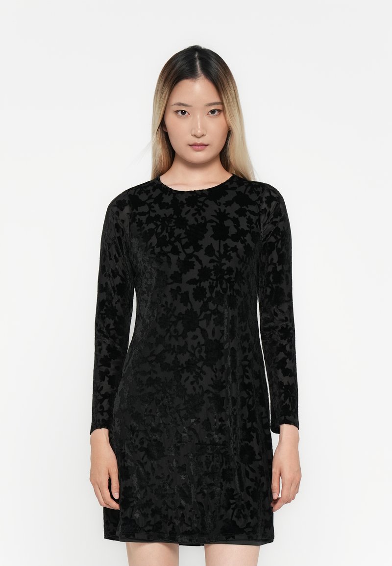 Abito di velluto nero con maniche lunghe, caratterizzato da un motivo floreale testurizzato, scollatura tonda, silhouette aderente e finitura liscia.