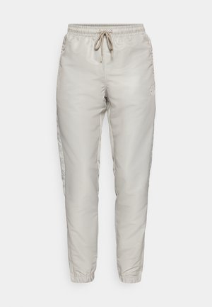 Pantalones jogger de color gris claro con cintura elástica, cordón ajustable y detalles en los paneles laterales. Material suave y resistente al agua.