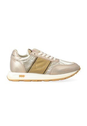 Sneaker beige e oro metallico con lacci bianchi, suola ammortizzata e suola in gomma, mostrato dal lato esterno su uno sfondo bianco.