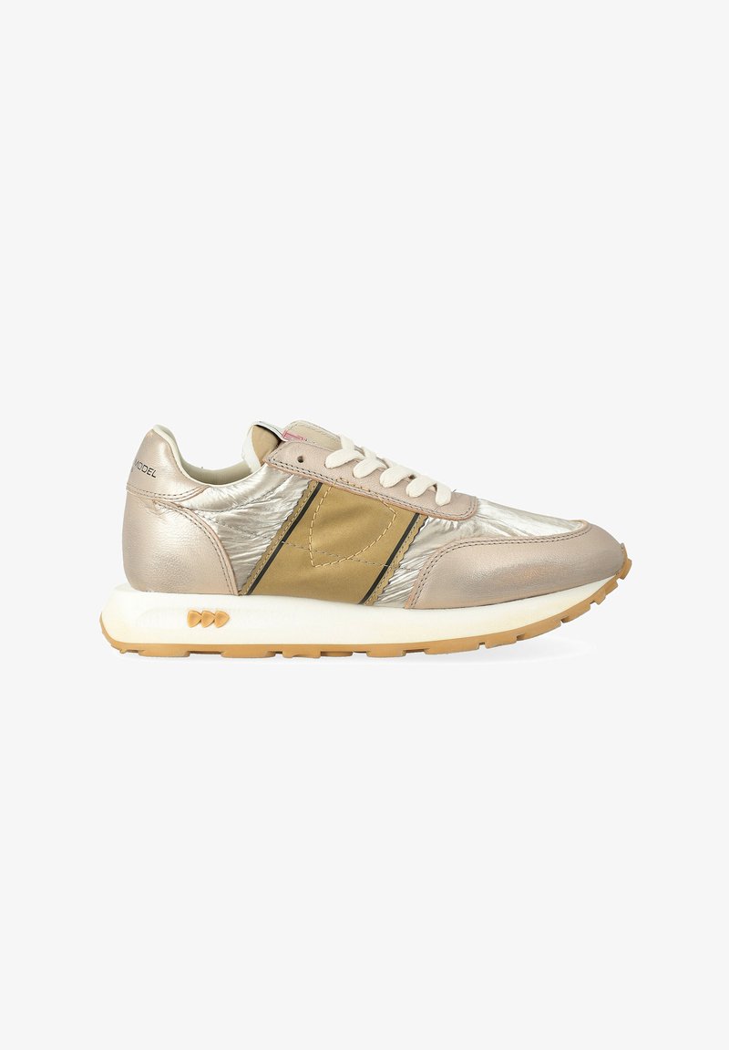 Sneaker beige e oro metallico con lacci bianchi, suola ammortizzata e suola in gomma, mostrato dal lato esterno su uno sfondo bianco.