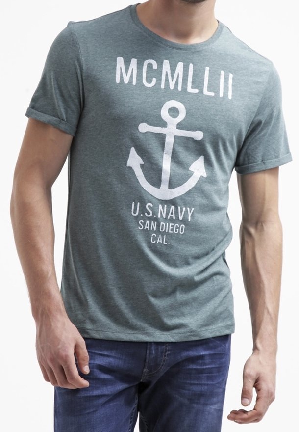 Green short-sleeve t-shirt featuring an anchor graphic and text “MCMLIII U.S. NAVY SAN DIEGO CAL.” Soft, lightweight fabric with a crew neckline.