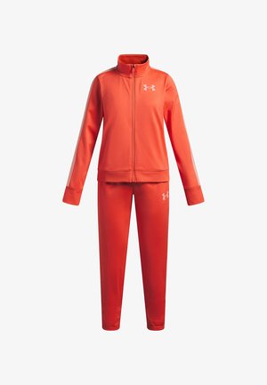 Chándal deportivo rojo hecho de tela suave, que incluye una chaqueta con cremallera y cuello alto, y pantalones a juego. Incluye detalles con logotipo en blanco.
