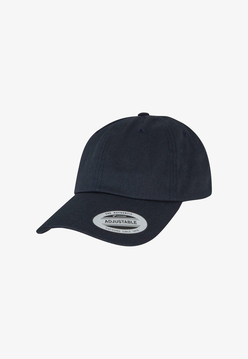Cappello navy regolabile con una parte anteriore strutturata, visiera pre-curvata, fori cuciti e un'etichetta che mostra dettagli del marchio e dell'aggiustabilità.