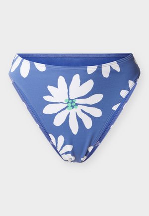 Blauer Bikini-Slip mit weißen Gänseblümchenmustern und grünen Mittelpunkten, flach auf weißem Hintergrund liegend.