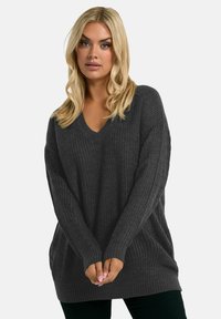 Übergroßer, dunkelgrauer Strickpullover mit V-Ausschnitt, gerippter Textur und langen Ärmeln, der einen lockeren Schnitt und breite Bündchen aufweist.
