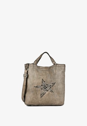 Taupefarbene Lederhandtasche mit kurzen Griffen, einem langen verstellbaren Riemen und einem Sternmuster aus Metallnieten und Perlen auf der Vorderseite.