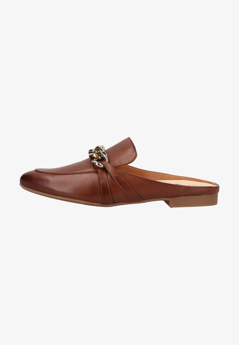 Mocassin marron en cuir sans talon avec petit talon et détail décoratif en chaîne argentée sur le dessus, vu de côté sur fond blanc.