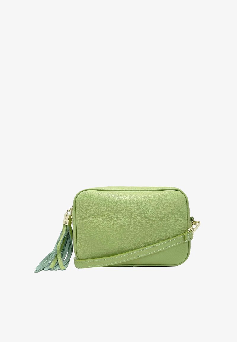 Borsa a tracolla verde in pelle con una texture liscia, forma rettangolare e un accento a nappina removibile. Dotata di chiusura con zip e cinturino regolabile.