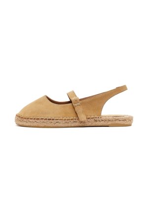 Espadrilla piatta in camoscio color cognac con punta chiusa, cinturino alla caviglia con fibbia e suola intrecciata in juta.