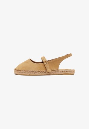 Beżowa zamszowa espadrylka na płaskim obcasie z zakrytym noskiem, paskiem wokół kostki z klamerką oraz plecioną podeszwą z juty.