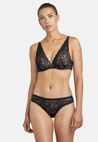 Soutien-gorge en dentelle et culottes assorties en noir, présentant un délicat motif floral, des bords festonnés et des bretelles ajustables pour un confort optimal.