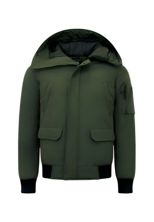 Donkergroene winterjas met gewatteerde capuchon, zakken met klep aan de voorkant, een ritssluiting op de mouw en geribbelde manchetten en zoom.