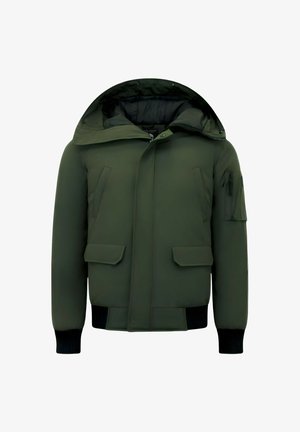 Donkergroene winterjas met gewatteerde capuchon, zakken met klep aan de voorkant, een ritssluiting op de mouw en geribbelde manchetten en zoom.