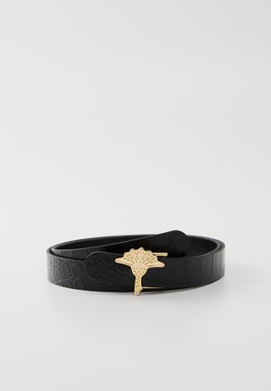 Zwarte leren riem met krokodillenprint, voorzien van een gouden decoratieve gesp met een bladerenontwerp. Gladde textuur, slanke vorm en verstelbare lengte.