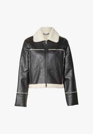 Černá kožená zkrácená bunda s bílým límcem a lemováním z ovčí kožešiny, vybavená předním zipem a dlouhými rukávy s rovnými manžetami.
