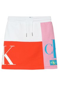 Farverig, sammensyet bomuldsbuks med rød, hvid, pink og blå sektioner, stort brandlogo med bogstaver og en drawstring talje.