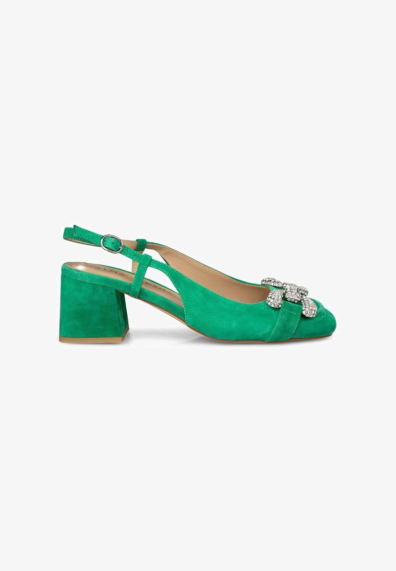 Groene suède slingback schoen met een blokhak van gemiddelde hoogte, open teen en een decoratieve kristallen gesp aan de voorkant. Inclusief verstelbare enkelriem.