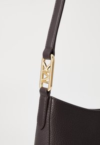 MICHAEL Michael Kors KENSINGTON XBODY - Skuldertasker - chocolate