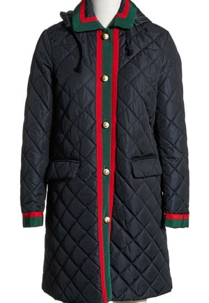Manteau matelassé noir avec boutons dorés, bordure verte et rouge au col, devant et aux poignets, avec deux poches avant à rabat et une capuche avec cordons.